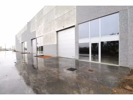 recente loods van 542m² te huur langs de diksmuidsesteenweg te hooglede/roeselare