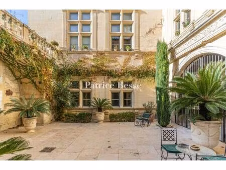 en provence camarguaise  dans un hôtel particulier du 16e s. classé mh  un appartement de.