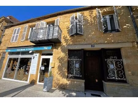 sur le 'tour de ville' de gourdon  bel immeuble en pierre  à usage commercial et...