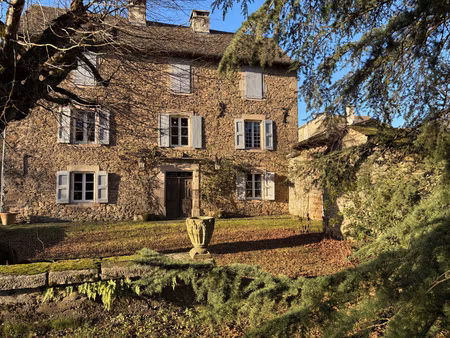 magnifique propriété du 18éme siécle rénovée sur le domaine du lévezou avec 6 chambres.