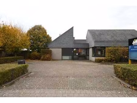 praktijk-/ kantoorruimte op een commerciële locatie!