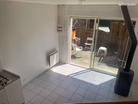 disponible maison avec poele  terrasse  jardin et parking fermé au calme