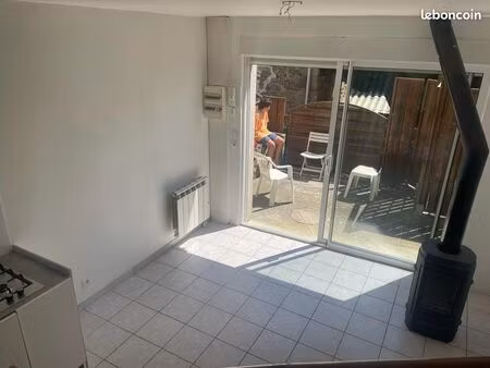 maison avec poele  terrasse  jardin et parking fermé au calme