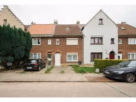 agréable maison avec 3 chambres  jardin et emplacement de p…