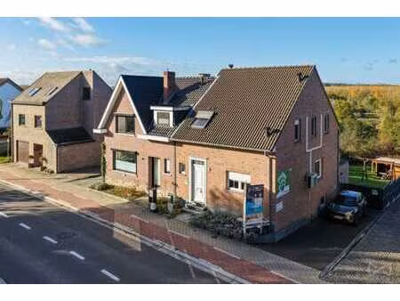 maison avec une vue magnifique sur la nature.