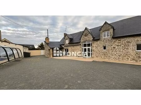 gîte avec piscine et hangars !