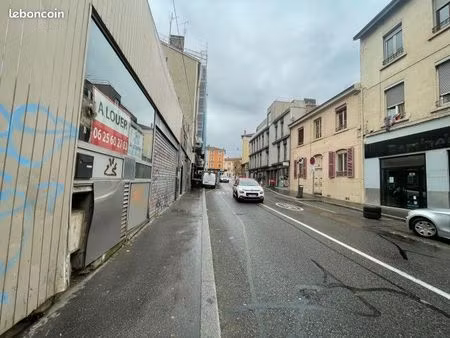 commerce habillement/textile 52 m²