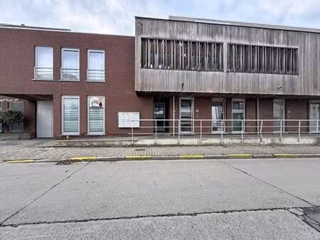 gelijkvloers appartement met 1 kamer  bureau en tuin