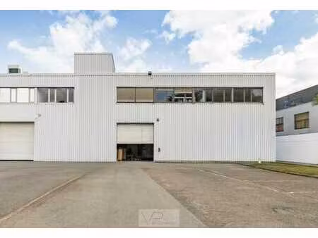 espace d'entrepôt avec mezzanine à louer dans un emplacem...