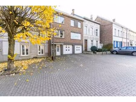 superbe maison sur la place dans le centre en tb état !