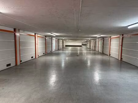 box fermé situé sous le minigolf au zoute.