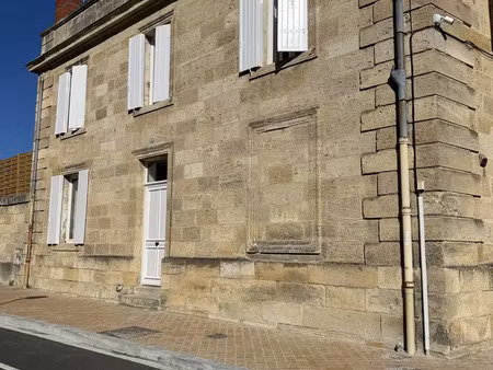 à louer – maison de ville de 125 m2 rénovée avec cour intérieure – bordeaux centre