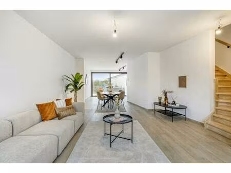 instapklare nieuwbouwwoning met 3 slaapkamers en zwemvijver