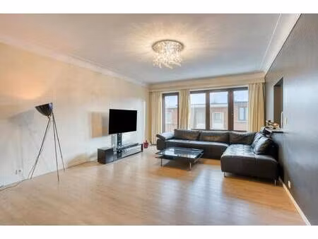 totaal gerenoveerd appartement met 2 slaapkamers  terras en privé garagebox te centrum str