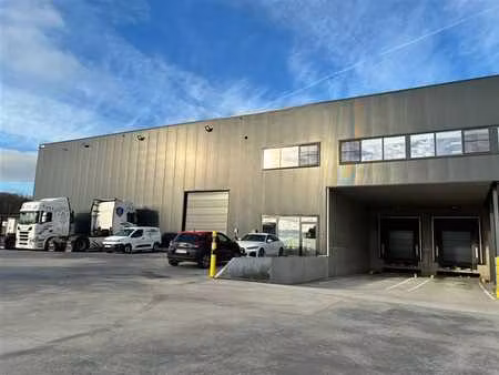 entrepôt avec quai de chargement