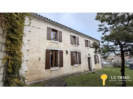 maison charentaise de 80m2  jardin clos et arboré proche de