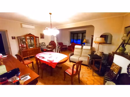 grand appartement avec balcon et terrasse.