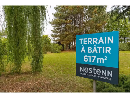 a vendre - tregueux - terrain constructible de 617 m²- hors lotissement - libre de constru