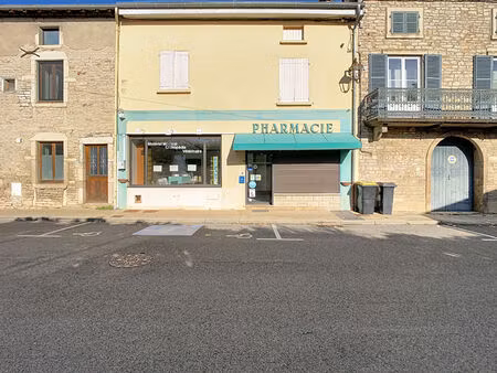 maison de ville composée d'un local commercial et d'un appartement