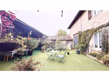 propriété de 193 54 m2 sur une parcelle arborée de 4 504 m2