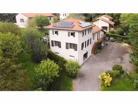 surface total 300m²