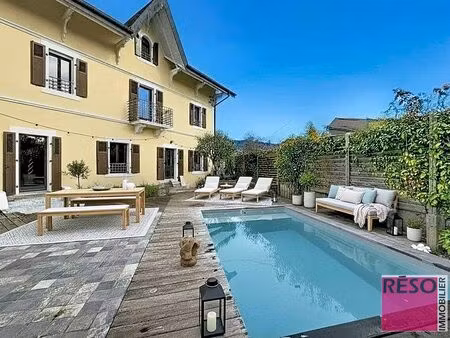 maison bourgeoise rénovée avec piscine et vue dégagée