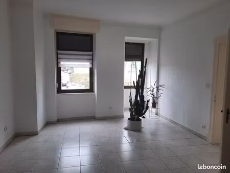 très beau f4 à louer