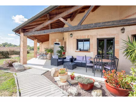 maison avec piscine  pool house et grands espaces proche de beaumont de lomagne