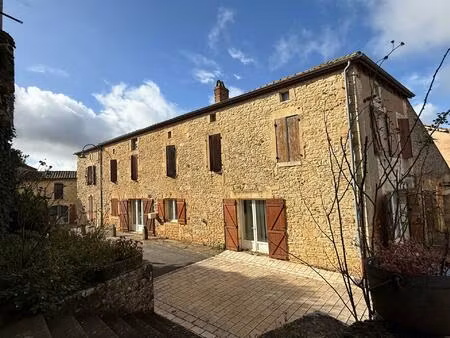 entre monflanquin et fumel  proche de lacapelle-biron  belle bâtisse en pierre.