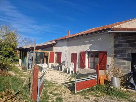 très belle longère  dépendance et terrain clôturé