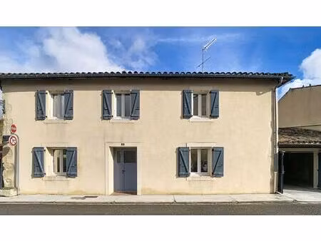 un emplacement central et de beaux volumes à vivre avec garage et patio