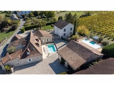 ensemble immobilier de caractère avec 4 habitations et 2 piscines – pomport (24240)