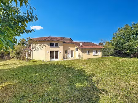 belle maison spacieuse et lumineuse  sur un terrain de 1302m² avec piscine !