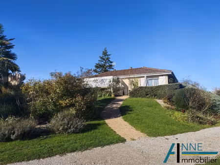 fontaines maison avec agréable terrasse et grand garage