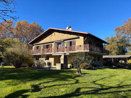 maison t8 de 207 m2 sur 2800m2 avec 2 garages.