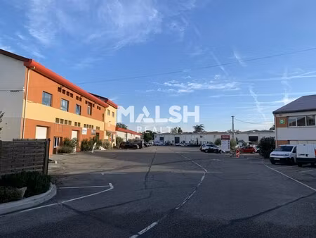 location local professionnel 654m²