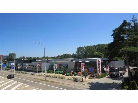 industriële site met b2b-showroom te koop op zichtlocatie