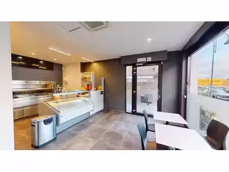 te koop: goed draaiende frituur mét gerenoveerde woning in het hart van zingem!