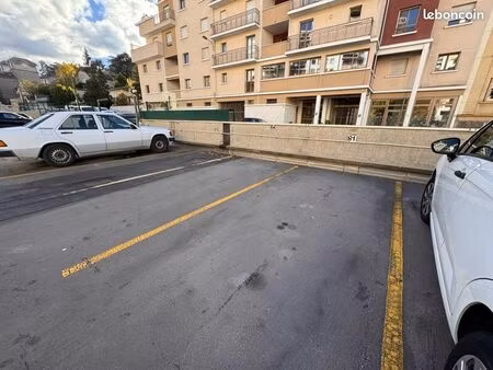 place de parking à louer cours fauriel