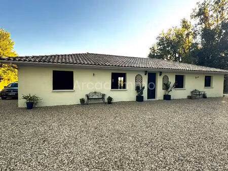 maison moderne de plain-pied  3 chambres  piscine hors-sol  vue dégagée.