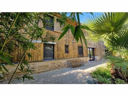 atypique ancien hangar à tabac rénové dans bel environnement