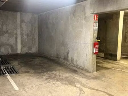 à louer : place de parking sécurisée centre de saint-pierre  réunion