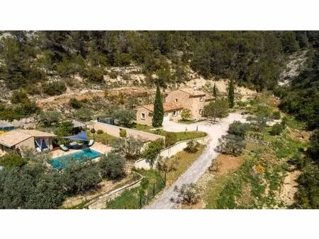 en exclusivité. le barroux  ensemble immobilier  avec piscine  garage et carport. .