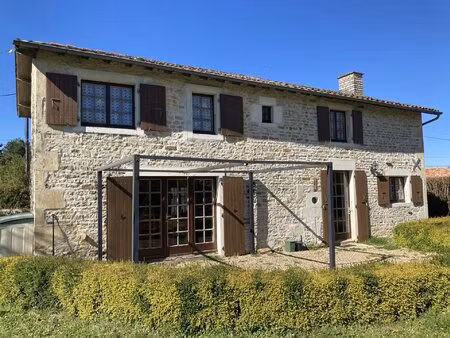 charmante maison en pierre indépendante à clussais-la-pommeraie