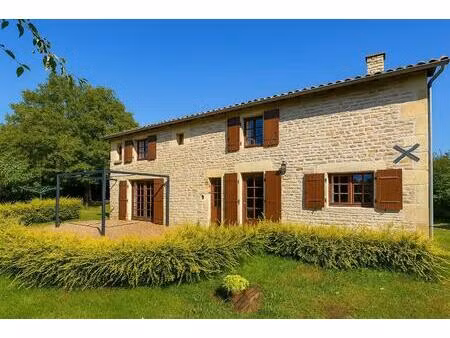 charmante maison en pierre située dans un village recherché