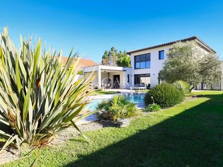 villa contemporaine avec piscine et dépendances