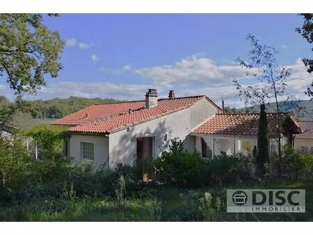 spacieuse maison avec jardin et garage.