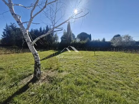 terrain plat constructible d'environ 840 m²