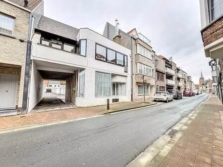 garage box fermé situé au centre heist.