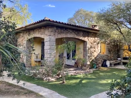 propriété de charme de 270 m2 avec piscine entre mer et mont